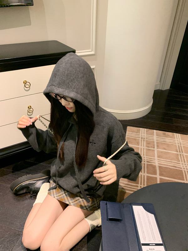慕尼黑午后 灰色羊毛连帽毛衣女新款抽绳宽松刺绣针织外套|undefined