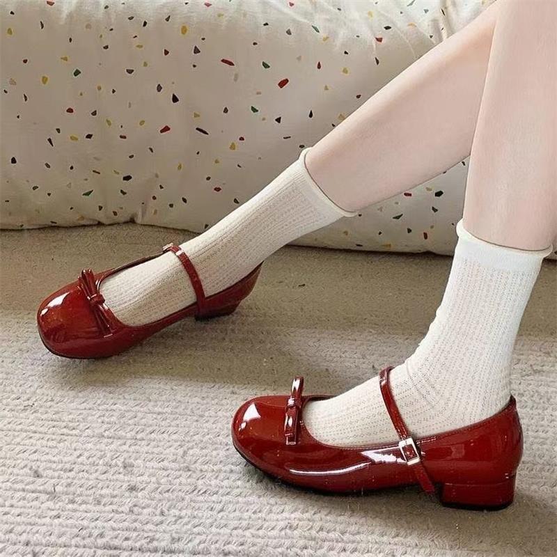 2026 nuevo verano de tacón bajo y poco profundo Marizhen zapatos de tacón grueso para mujeres dulces zapatos rojos jk zapatos de cuero pequeños