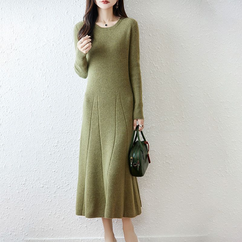 Solid color fitted long-sleeve with a round collar