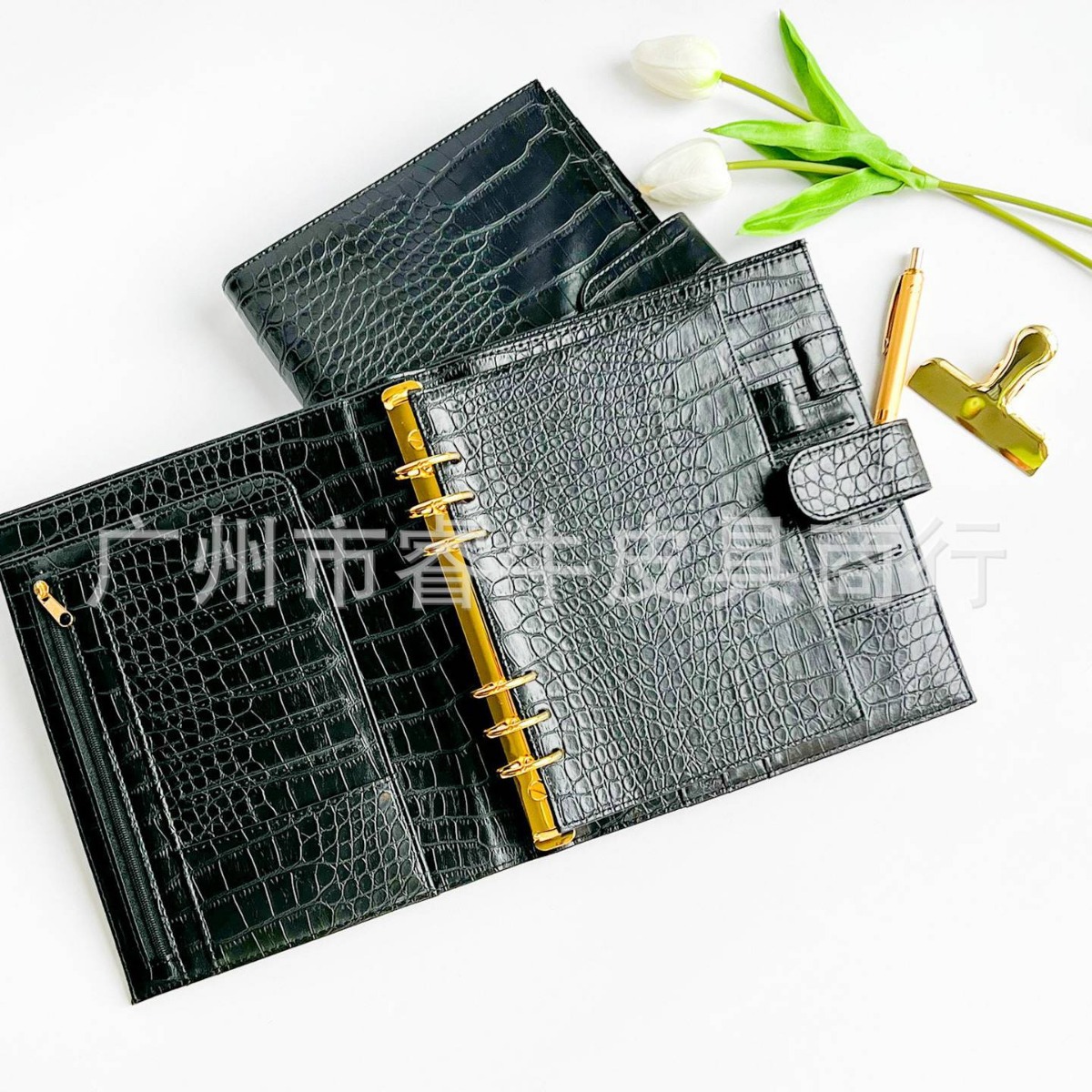 Leather pocketbook with zipper