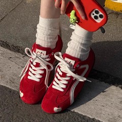 赤い徳訓靴の女性2025の新型の百合運動カジュアルシューズの薄い底のレーシングシューズのリンゴのレジャーの阿甘靴の潮