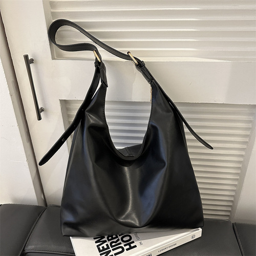 Large-capacity, fashionable, commuter-quality single-shoulder bag for women— winter new arrival, versatile, chic, textured tote bag for women.