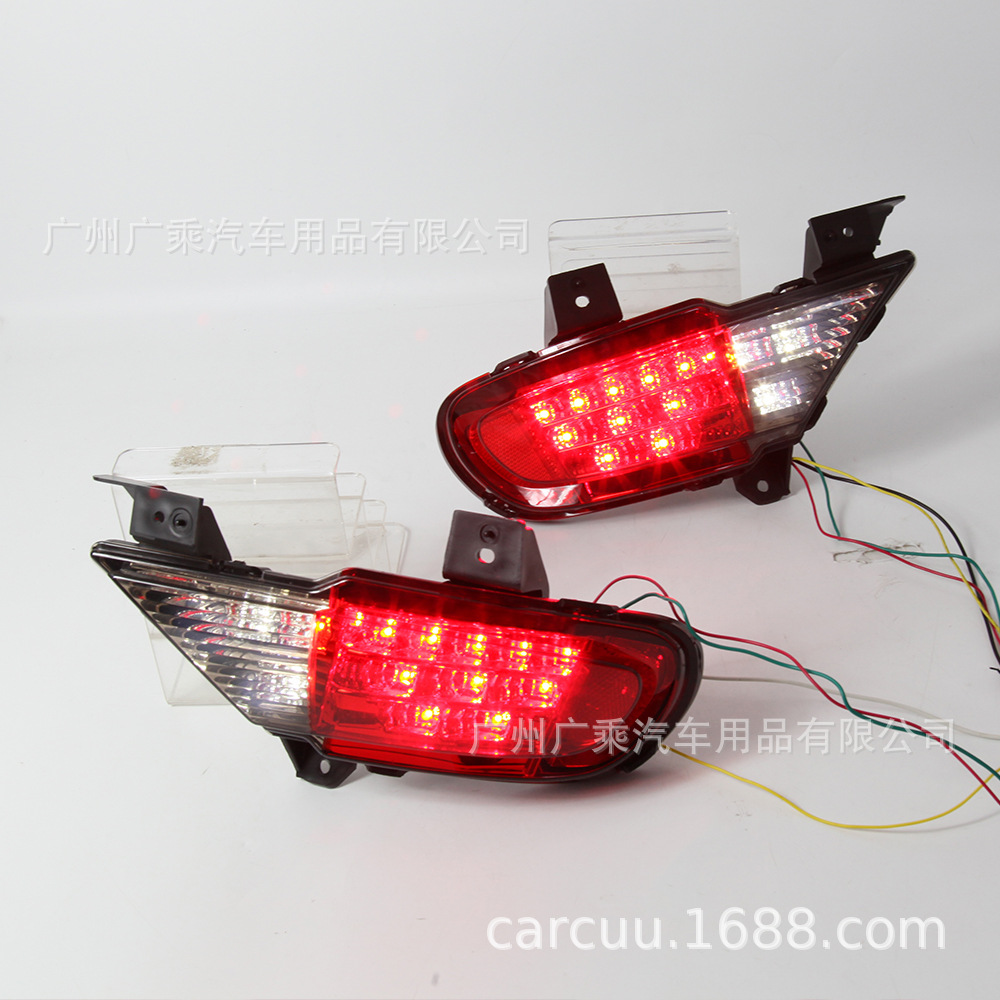 Aplicable a la luz del parachoques trasero Mitsubishi Pajero Jinchang 11-16 [carcasa roja]