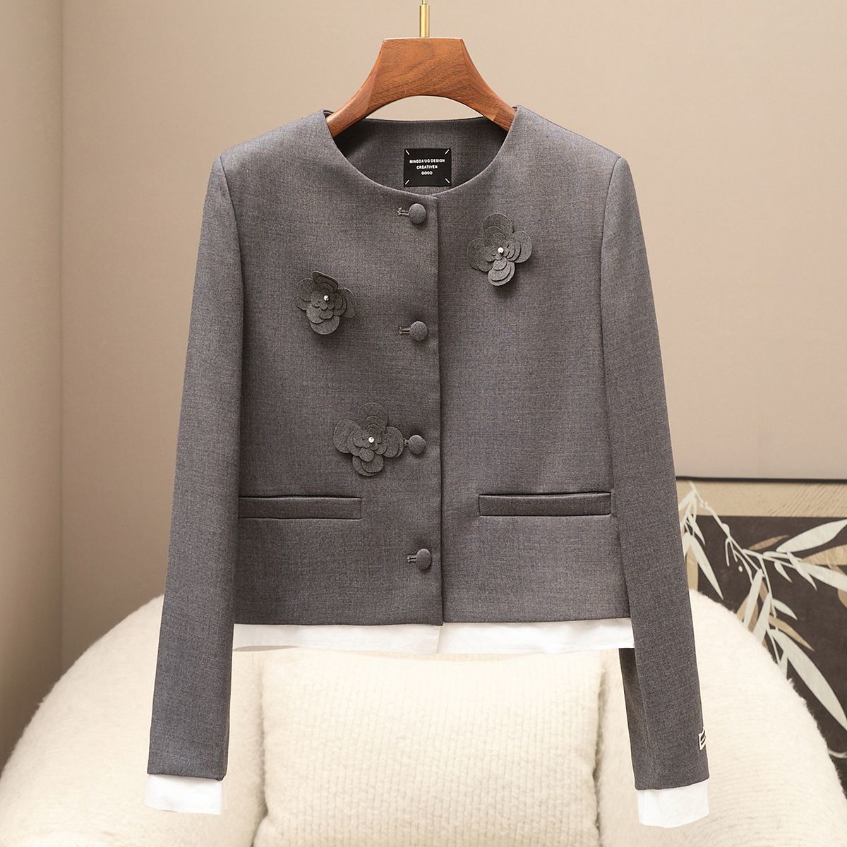 少量服饰2025秋冬新款法式轻奢名媛风短外套立体花朵装饰圆领上衣