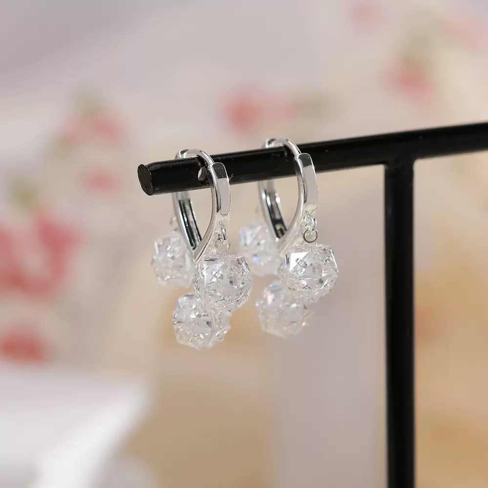 时尚甜美精致超闪锆石圆球耳扣女小众清冷独特耳环轻奢高级感耳饰