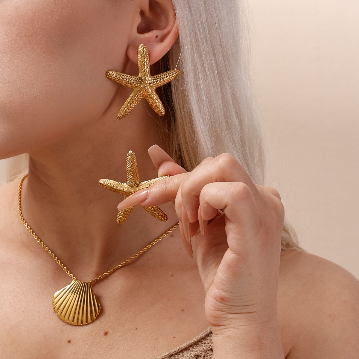 Taena Pendientes de acero de titanio europeos y americanos Pendientes de estrella de mar levantados con patrón de martillo de oro de alta gama de lujo ligero