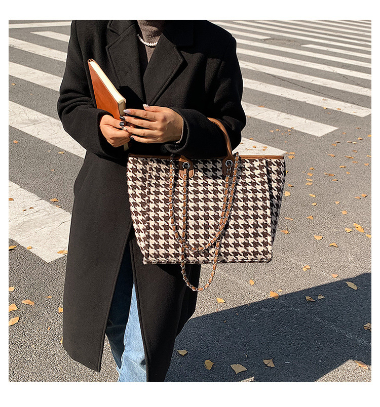 High-grade Chain Shoulder Large Capacity Tote Bag 2021 New Bags Women's Commuter Houndstooth Portable Big Bag display picture 6