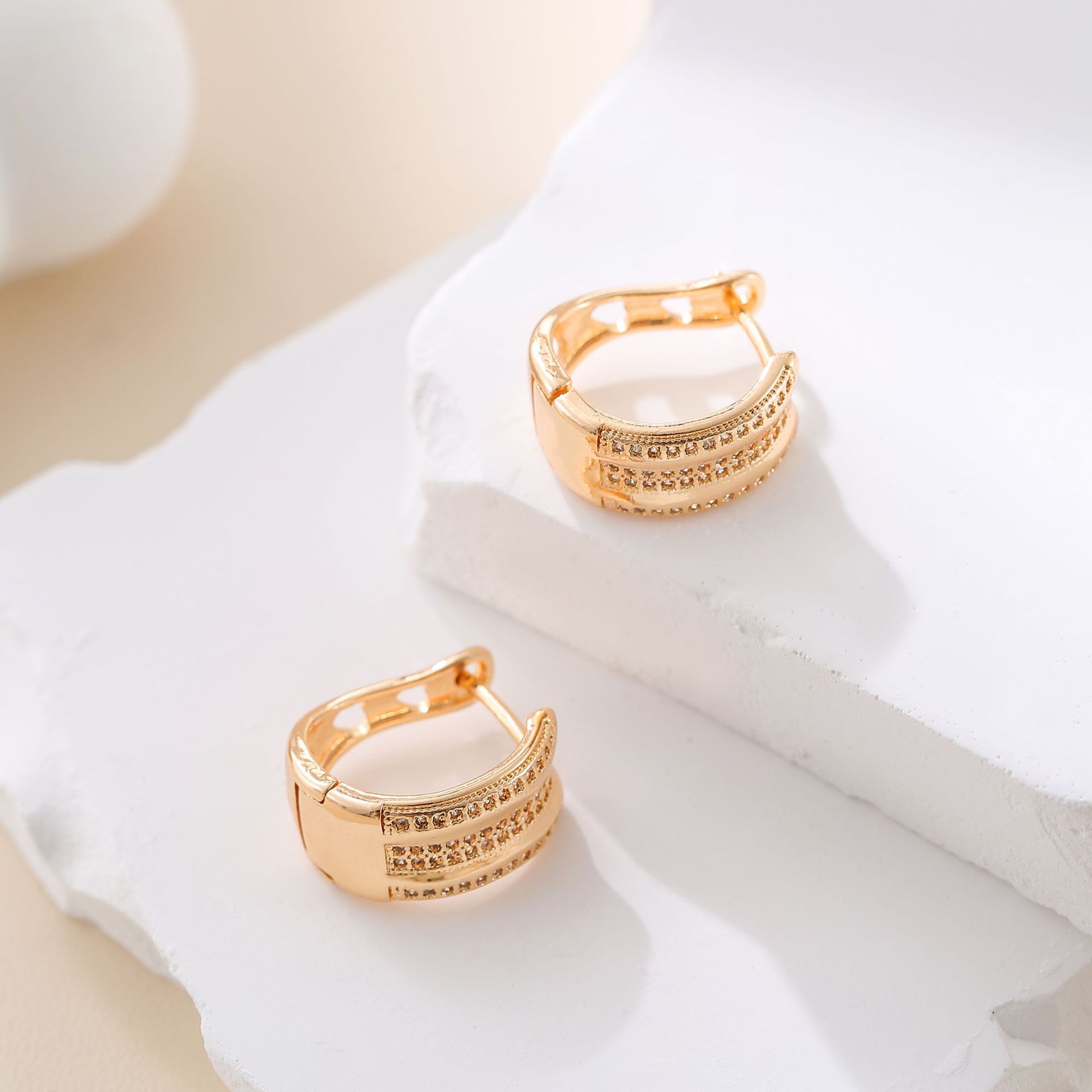 Aretes de moda de Amazon transfronterizos de diseño único, simple y lujoso, pernos retro de alta calidad, micro incrustados con zirconio