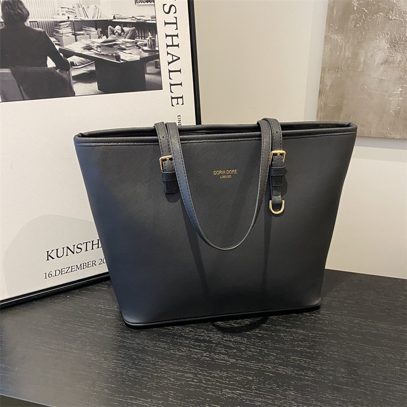 Bolsa de gran capacidad 2025, nueva bolsa de hombro para estudiantes universitarios, bolsa de viaje de mano negra para mujeres.