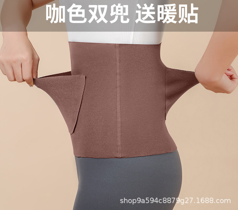 ポケット付きのベルト付きの女性はお腹を温めて胃を温めます。|undefined