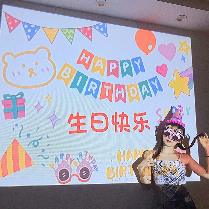 Фабрика Source празднует день рождения с проекторной лампой, декором для вечеринки в стиле Хэллоуина и украшениями для выпечки.