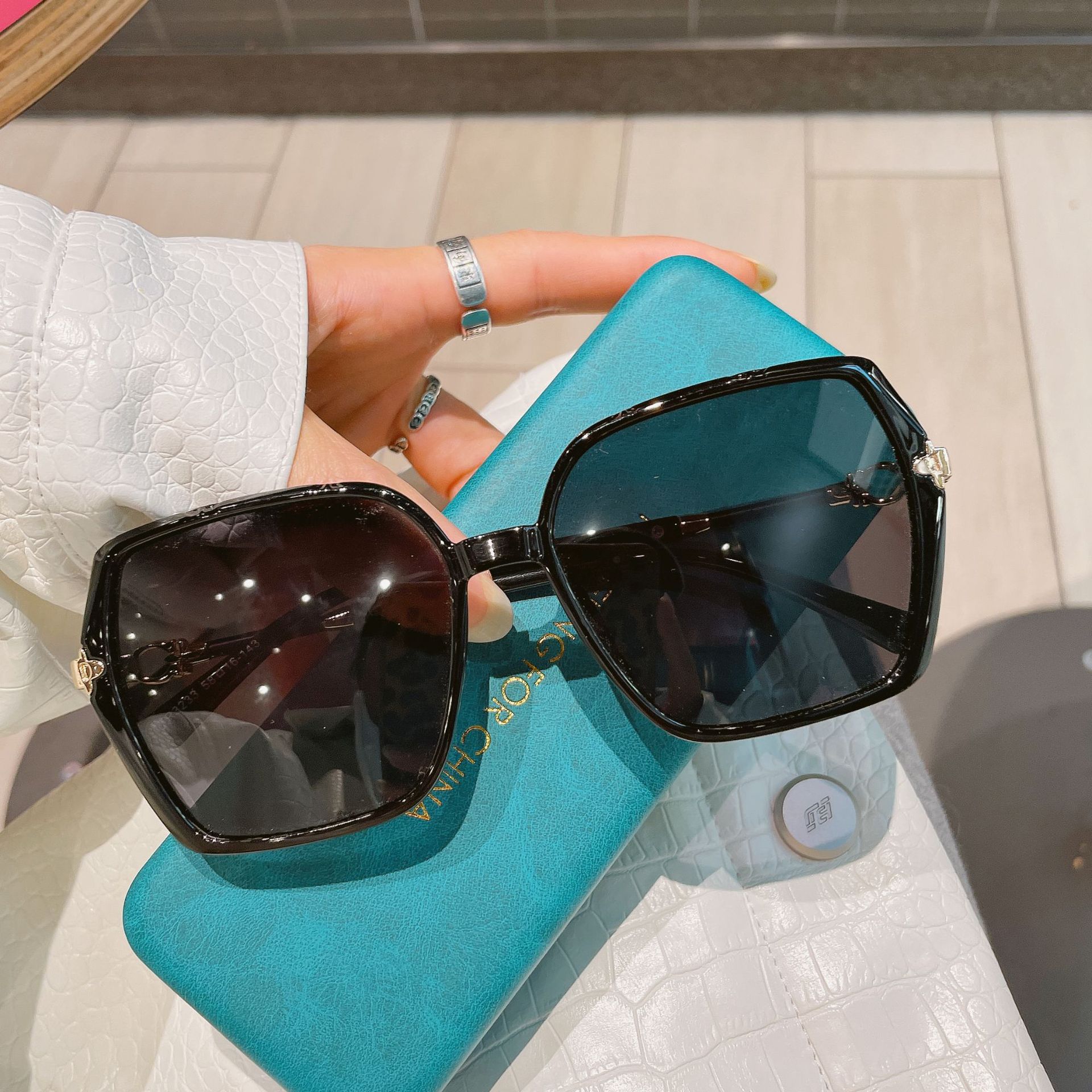 Simple Style Solid Color Resin Square Full Frame Women's Sunglasses display picture 10