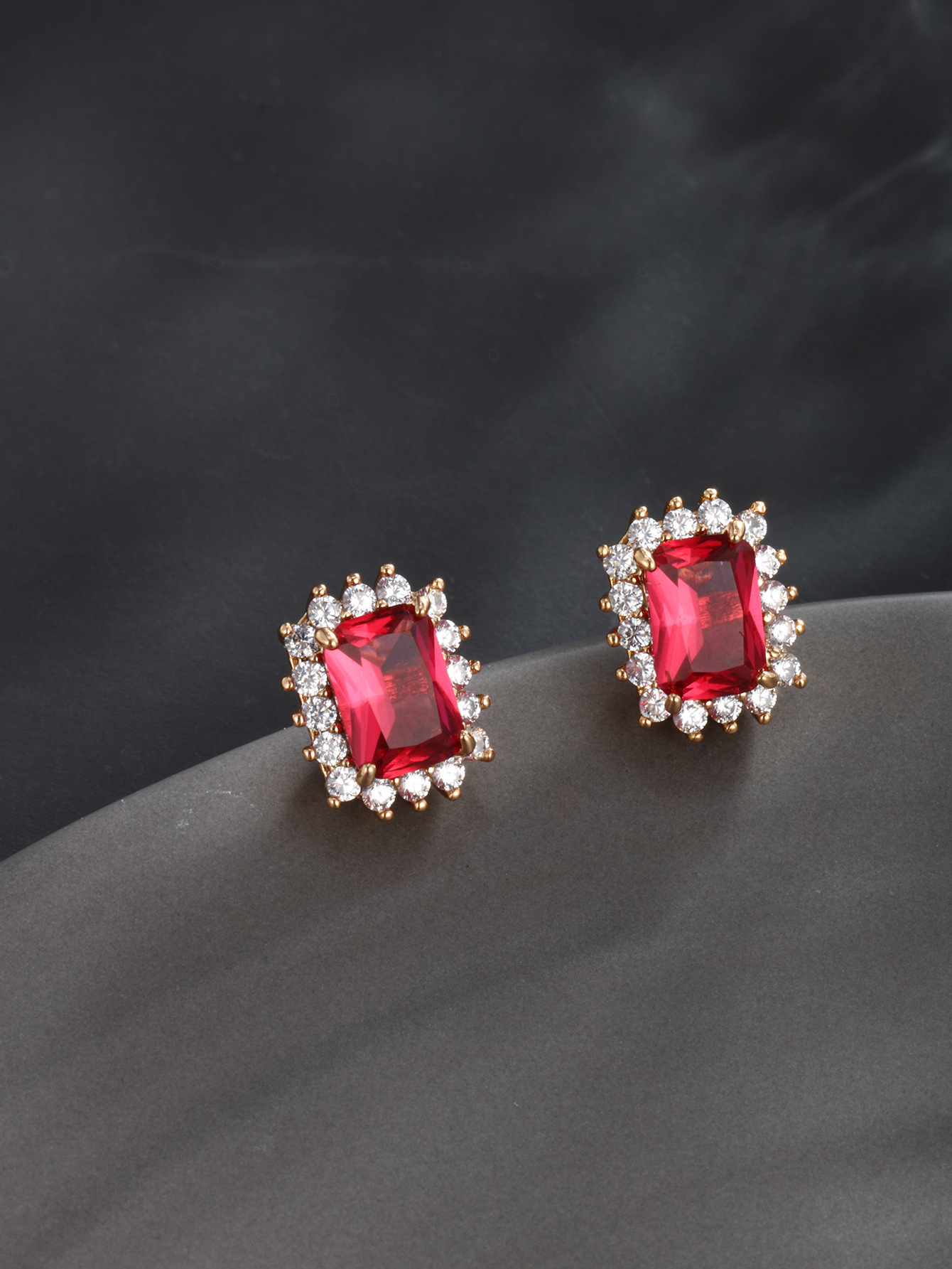 Xu Ping piedra preciosa artificial esmeralda Pendientes cuadrados Retro Europa y América Moda transfronteriza Pendientes dorados Joyería de temperamento Mujer
