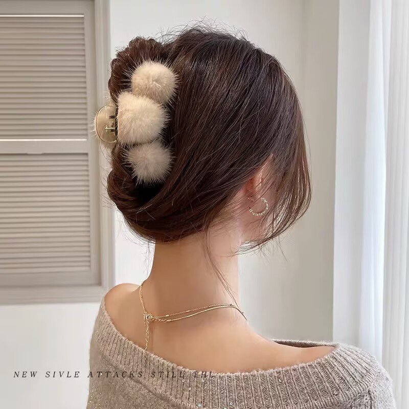 2026秋冬ミンクファー毛皮ヘアクリップ、高級感のある後頭部用大型シャーククリップ、ハート型キラキラ輝くダイヤモンド付き毛皮ヘアクリップ