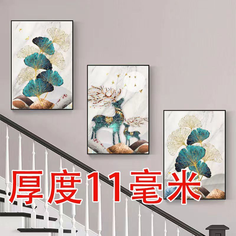複式階段の入り口の間に装飾画があります。|undefined