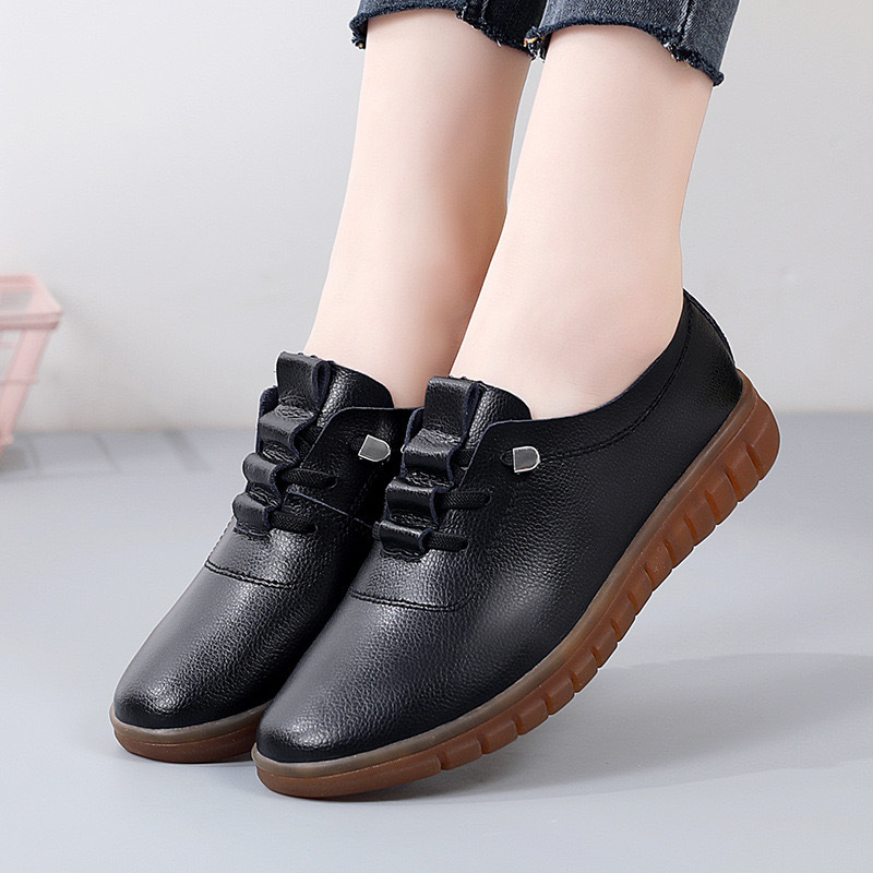 Flat bottom mother shoes 2024 autumn new tendon small leather shoes soft bottom not tired feet casual women's shoes all-match pedal