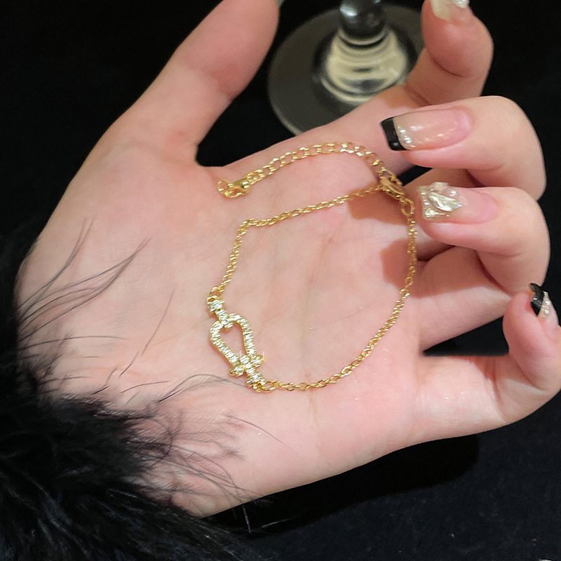 Pulsera de hebilla de herradura de circón de alta gama francesa, pulsera de nicho de moda femenina, temperamento de lujo ligero, accesorios de mano de todo fósforo