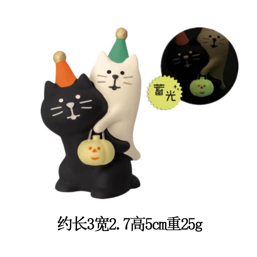 할로윈 검은 고양이 뒤 흰 고양이