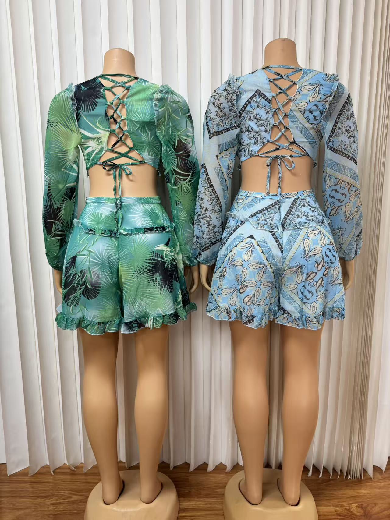 Macacão feminino boho com decote v profundo e ajuste em cordão_voghion.com