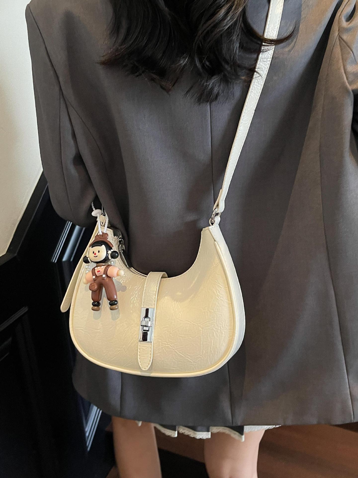 Bolsos de axila populares de verano para mujer 2025 nuevo bolso de hombro casual de todo fósforo bolso de media luna con patrón de agarre de mano de moda