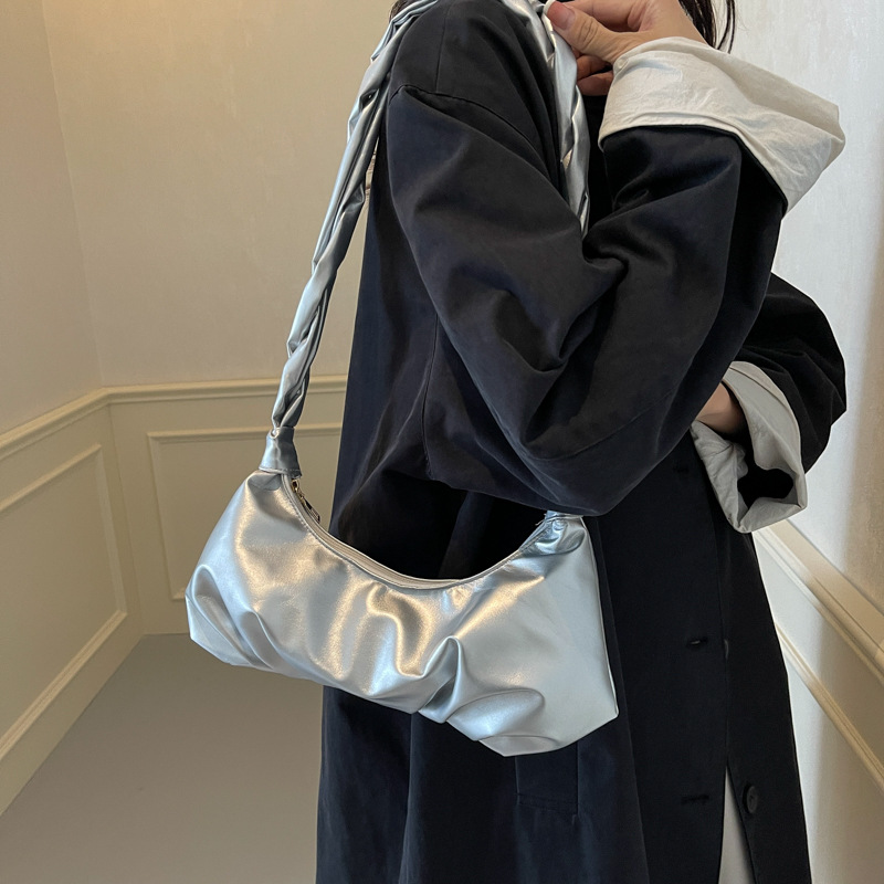 Este año, la moda popular en línea, mochila de hombro de temperamento plegado, 2023 verano, bolsas de brazo de mujer de viaje.