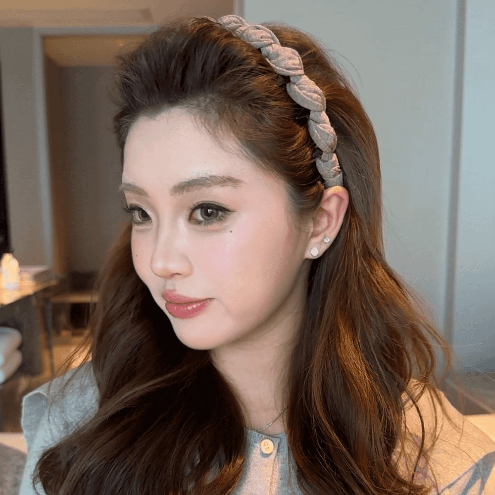 A brown knotted tooth comb hairband