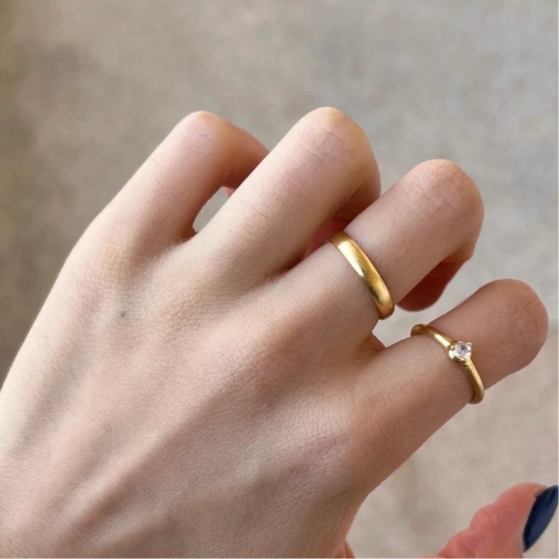 Vintage-Ring aus gebürstetem, schlichtem, mattem Gold mit einem einzelnen Diamanten, schmale Form, geeignet zum Stapeln als Zeigefingerring._voghion.com