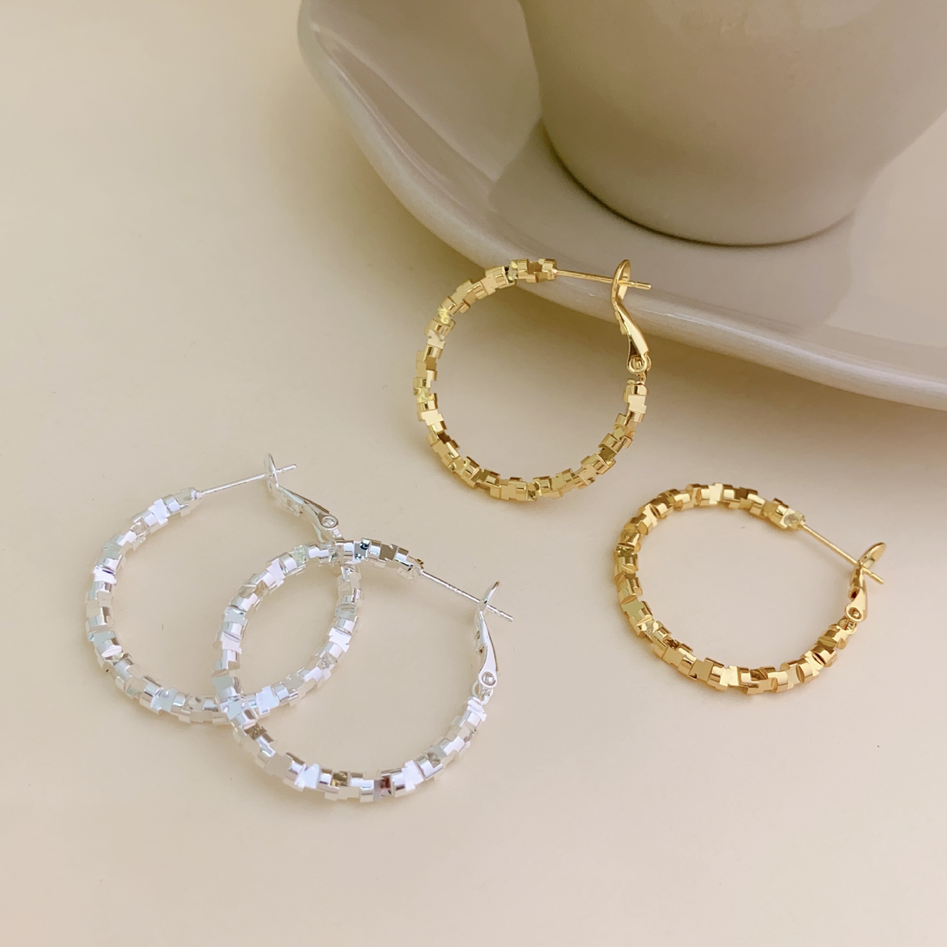 Copper Plated with Real Gold, Korean Fashion Broken Silver Hoop Earrings for Women, New Light Luxury Niche Simple Elegant Ear Hoops and Earrings