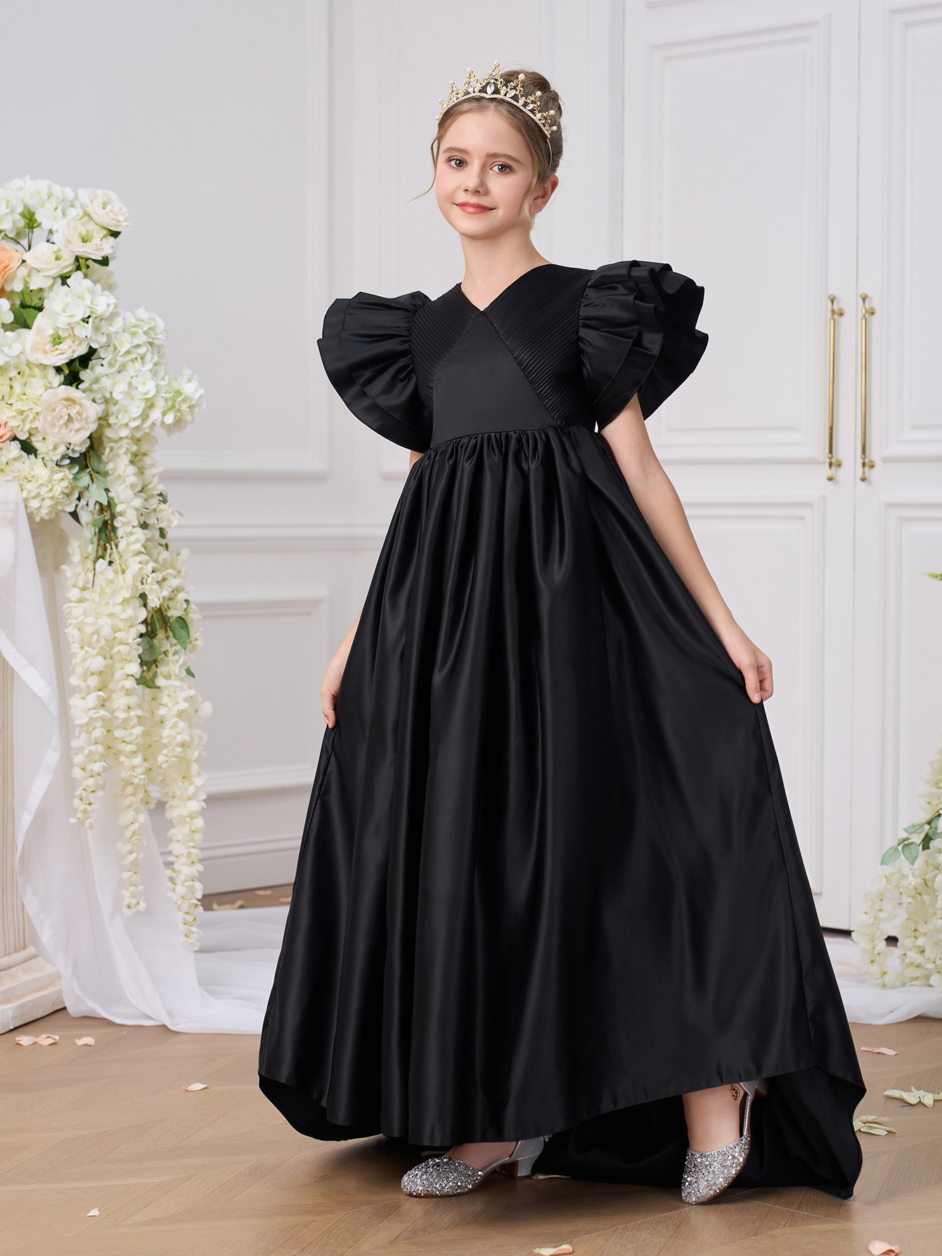 Día del Niño, niña, elegante, pequeña presentadora, vestido de noche de pasarela, traje de interpretación de piano para niña