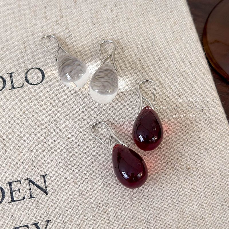 Design fashionable elegant universal earrings drop-shaped