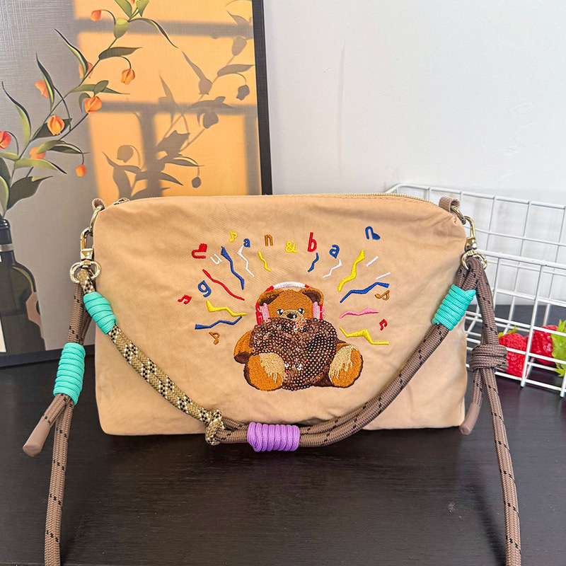 ブランドのボールグァン夏の刺繍防水ショルダーバッグのデザインに合わせて大容量のカジュアルなショルダーバッグの女性がいます。|undefined