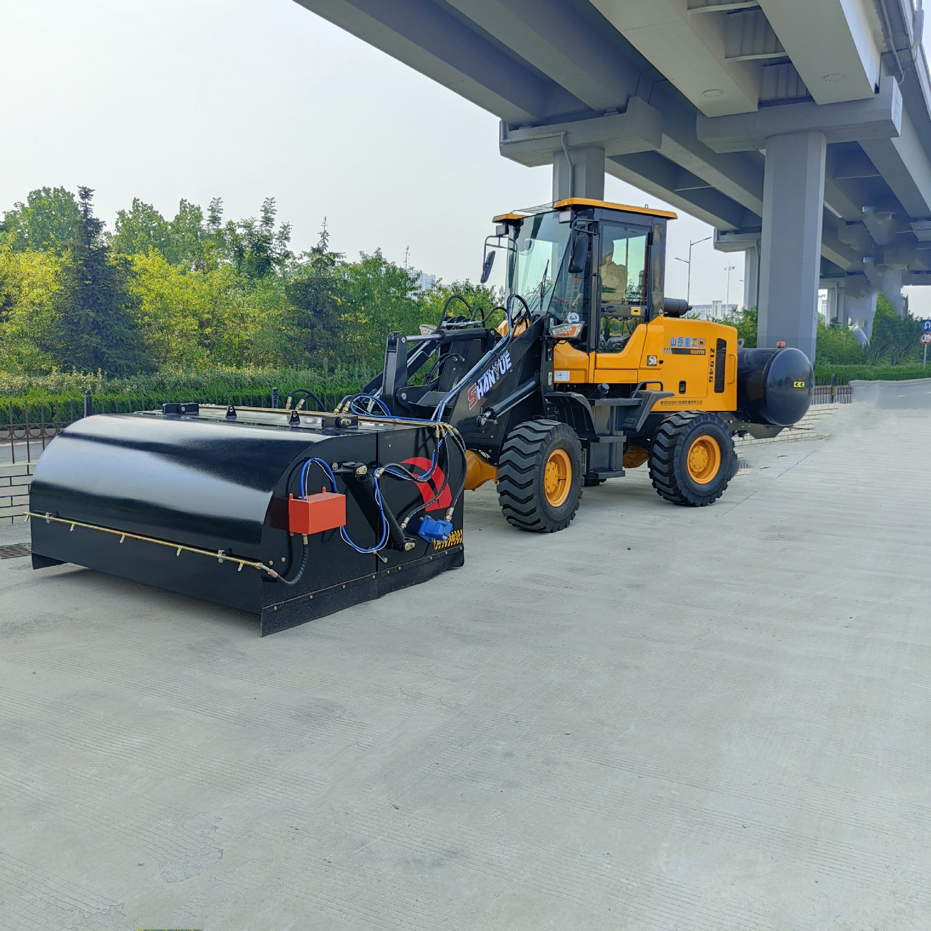 滑移铲车封闭式清扫器铣刨路面水稳层滑移装载机淋水2米扫地机