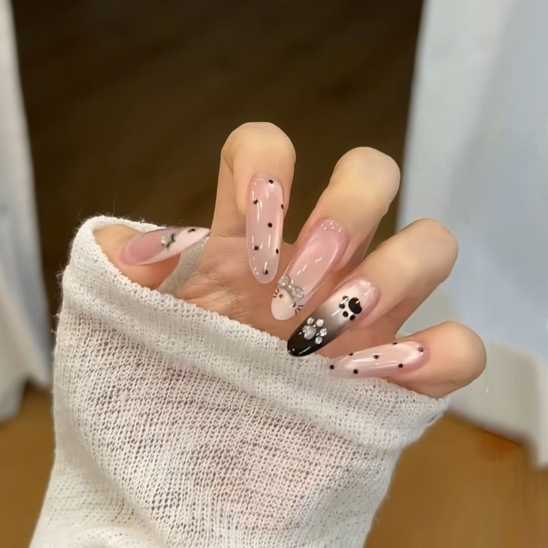 Uñas postizas francesas con diseño floral dorado, estilo ojo de gato, cortas y desmontables, producto de alta gama para arte de uñas 2026.