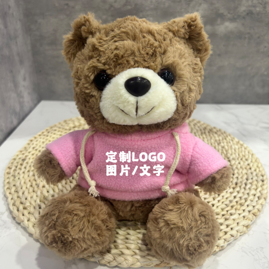 Los juguetes de peluche lindos se pueden combinar con logotipos impresos para enviar muñecas de muebles a amigos y vecinos.