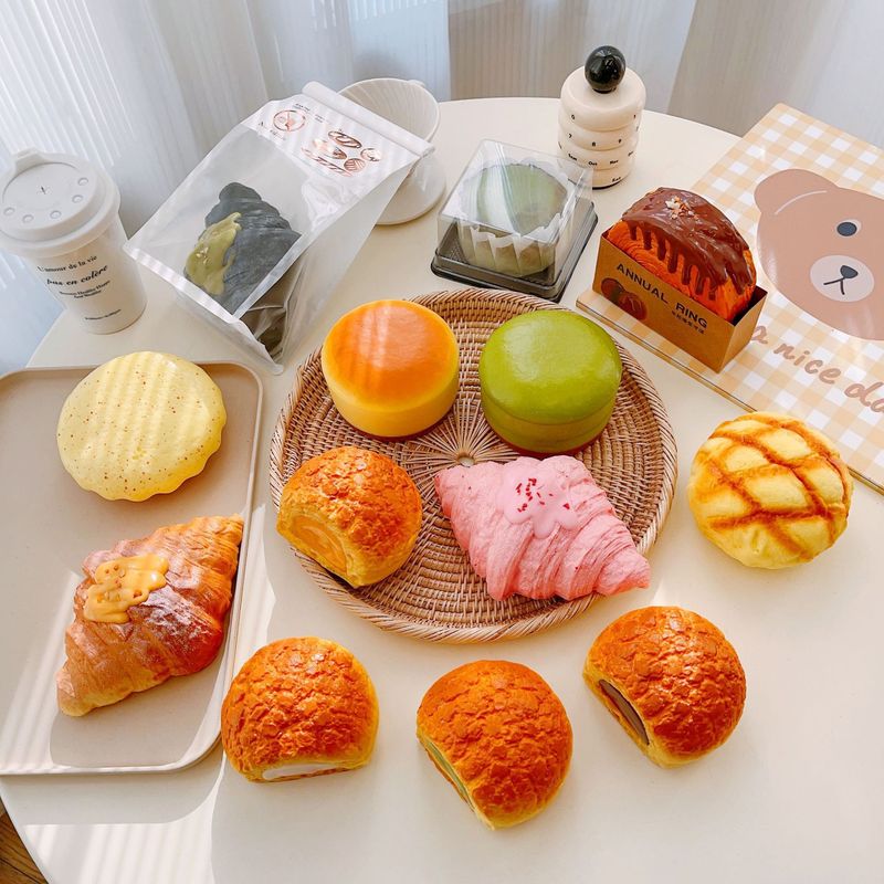 スローバックはおもちゃの湿った柔らかいケーキをつまんで手をくっつけます。|undefined
