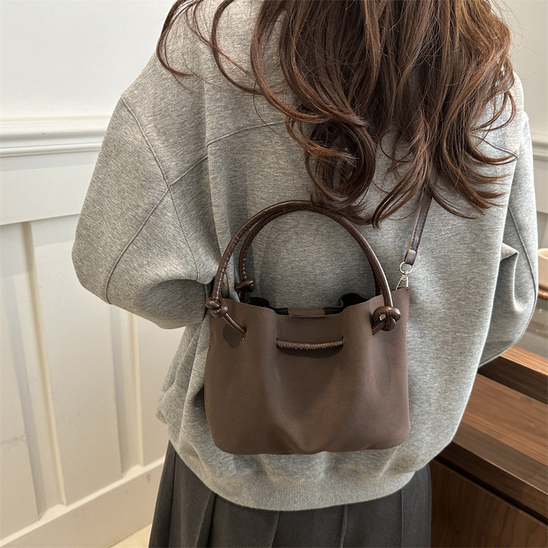 Bolso de mano de gran capacidad de viaje retro 2024 invierno nuevo estilo universal de alta sensación de hombro mochila bolso especial para mujeres