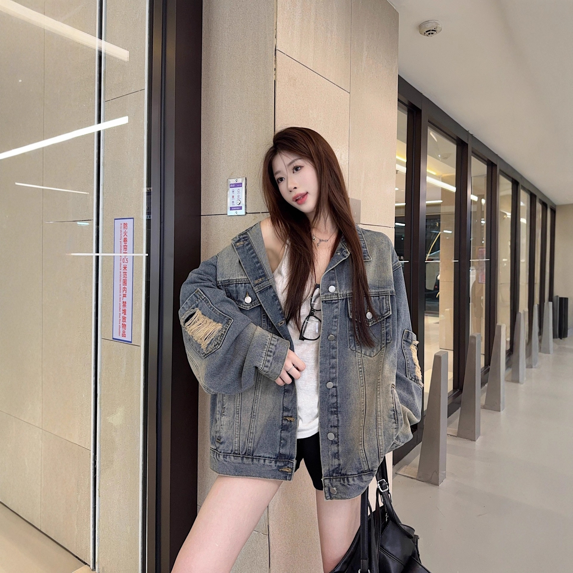 American-style distressed washed denim jacket for women, 2025 autumn new style, retro loose mid-length long-sleeved jacket, cool and trendy.