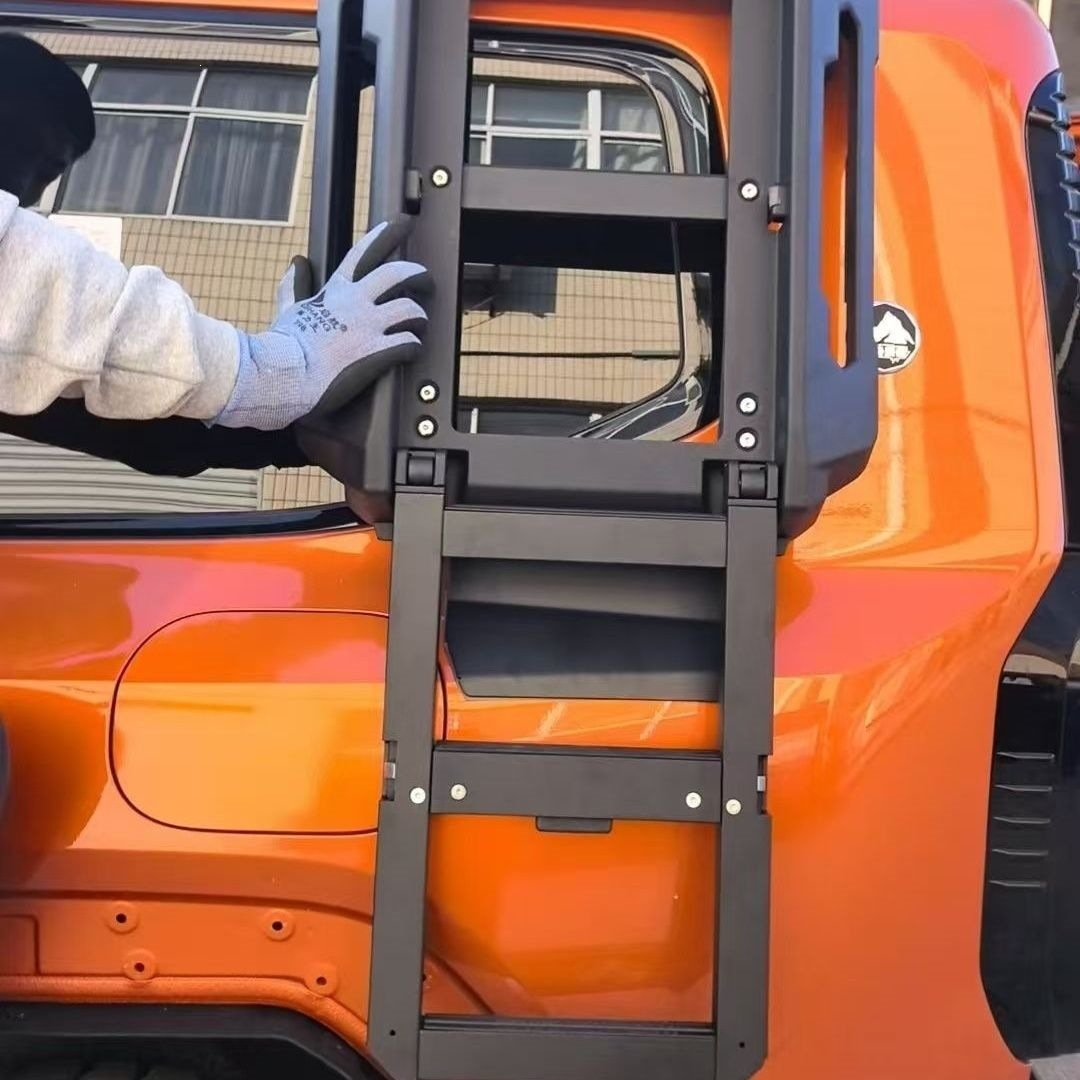 Chery Jetour Zongheng G700 is equipped with a foldable climbing ladder, a fixed climbing ladder, and side armor, designed specifically for the vehicle, with non-destructive installation