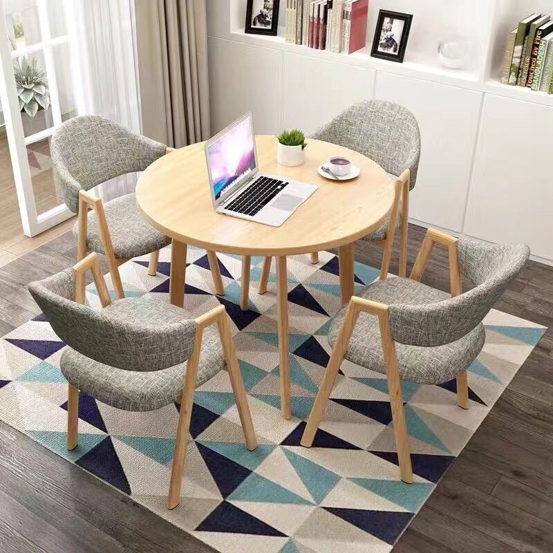 밝은 나무 색상의 테이블 상판 + 밝은 꽃무늬 의자