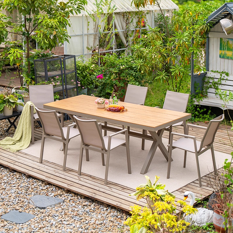 Mesa y silla de patio al aire libre, madera plástica, casa nórdica, patio al aire libre, jardín al aire libre, balcón, combinación de terraza de ocio
