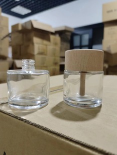Wholesale spot 50 ml cylindrical aromatherapy bottle fragrance bottle packaging expansion hotel indoor decoration car glass bottle