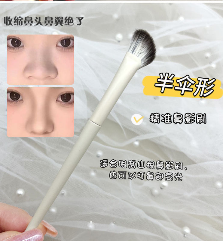 アイシャドーブラシの細部は目の前に寝ています。|undefined