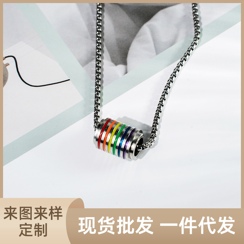 De gama alta de moda versátil suéter Cadena de nicho joyería colgante de los hombres de las mujeres collar de acero de titanio Yiwu Accesorios al por mayor