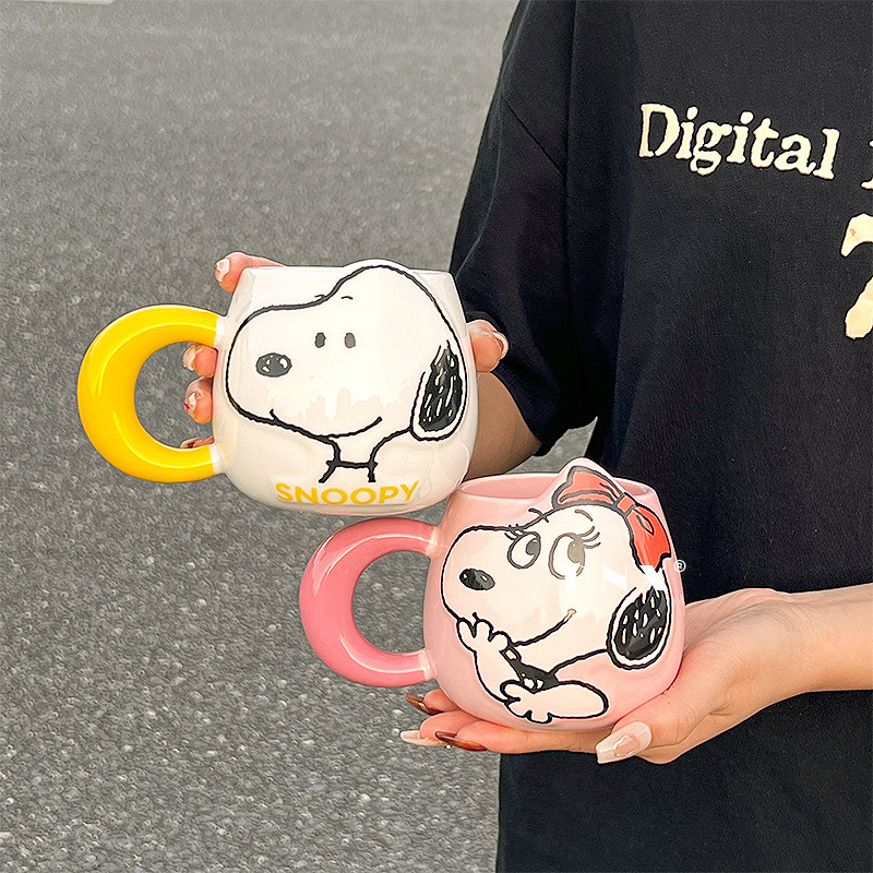 Snoopy tazas de regalo de cumpleaños tazas de cerámica copas de agua tazas de oficina niños 2025 nuevas tazas de café