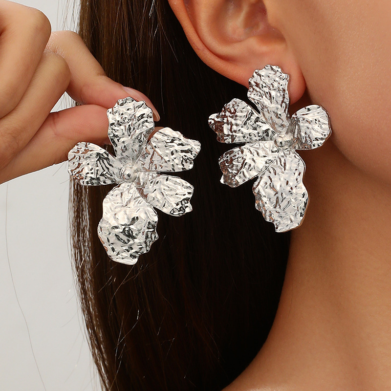 Pendientes de metal con diseño de flor, estilo minimalista europeo y americano, pendientes retro franceses con personalidad, elegantes y de alta gama, venta al por mayor directamente del fabricante.