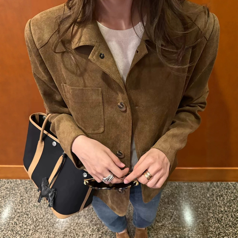 Retro-style, high-end suede casual blazer for women, new autumn collection, short-length, with a lapel collar, suitable for work