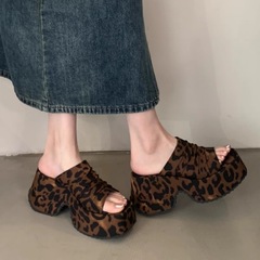 レトロヒョウ柄ウェッジサンダル女性の夏 2025 新しいアウターウェア防水プラットフォーム厚底プリーツオープントゥハイヒールサンダル