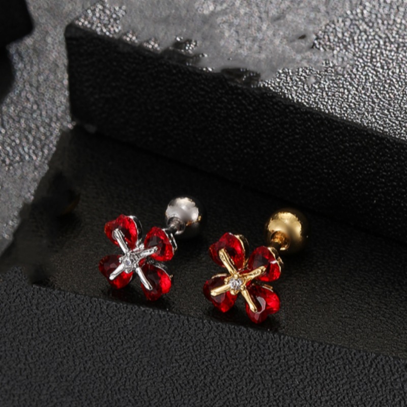 Silver pointed spike labret stud material detail