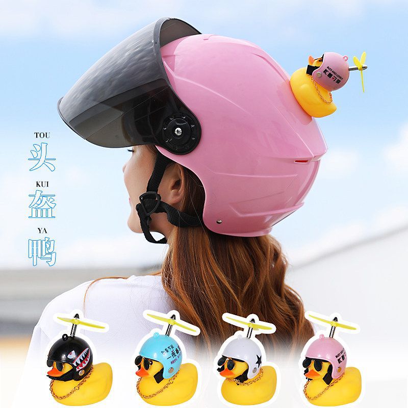 Bicicletas eléctricas patos amarillos rompiendo el viento, engranajes presurizados, cascos de patos sociales, campana de luces de sonido