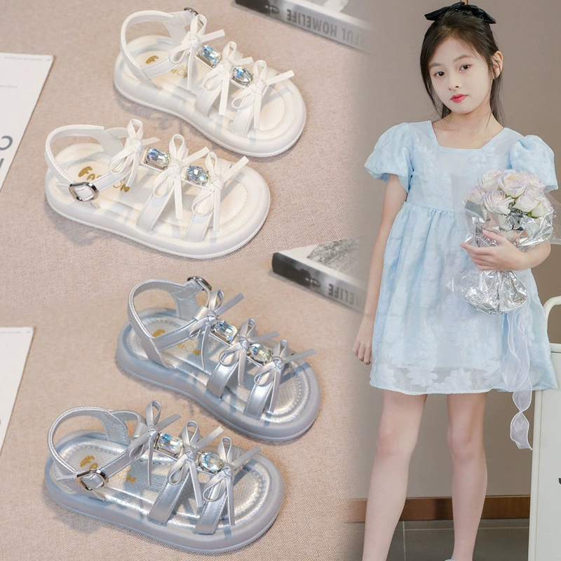 Сандалии для девочек лето 2025 новый мода принцессы в стиле ребенка маленькая девочка мягкая подошва нескользящая детская пляжная обувь